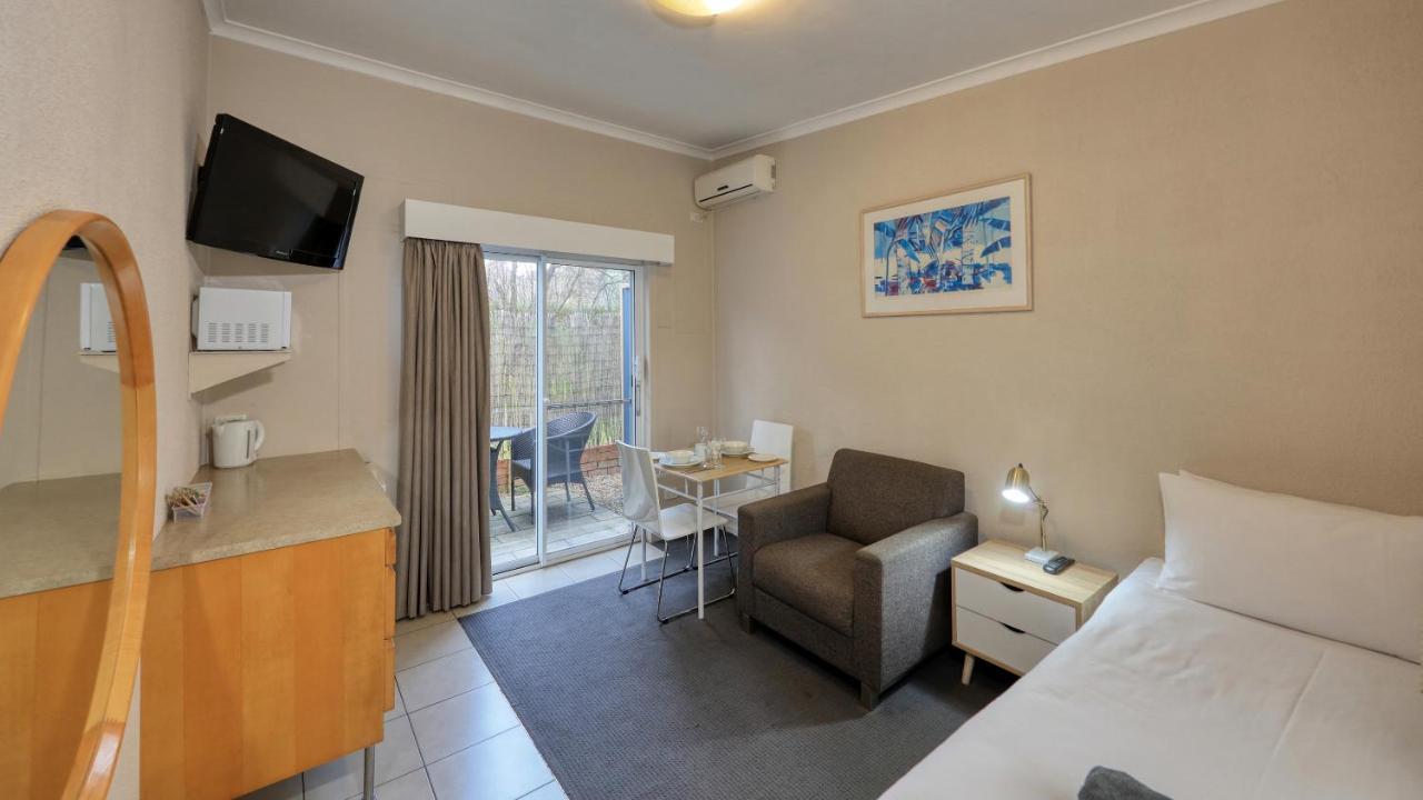Hamilton Hume Motor Inn 야스 외부 사진